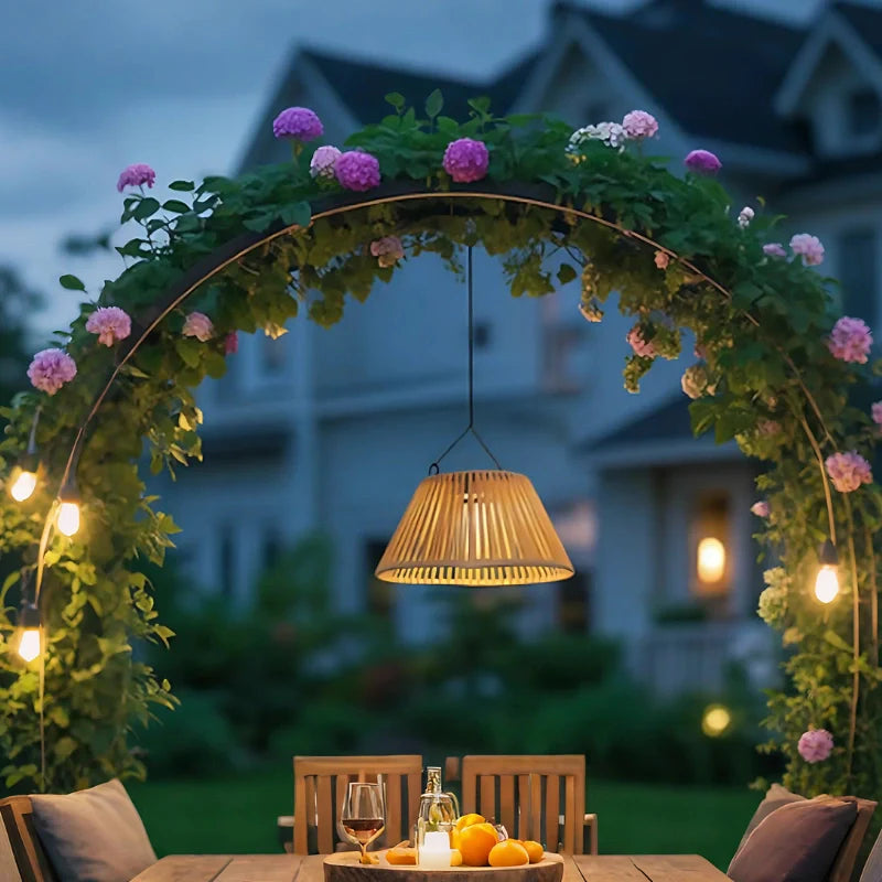 Solavine Laterne | Solarbetriebene Rattan Lampe mit Dämmerungssensor & USB