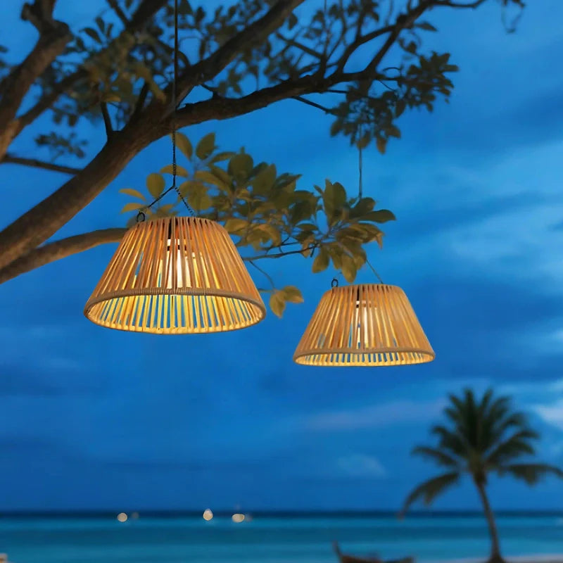 Solavine Laterne | Solarbetriebene Rattan Lampe mit Dämmerungssensor & USB