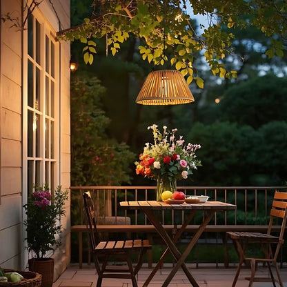 Solavine Laterne | Solarbetriebene Rattan Lampe mit Dämmerungssensor & USB