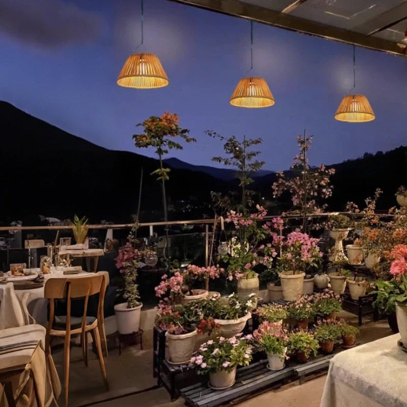 Solavine Laterne | Solarbetriebene Rattan Lampe mit Dämmerungssensor & USB