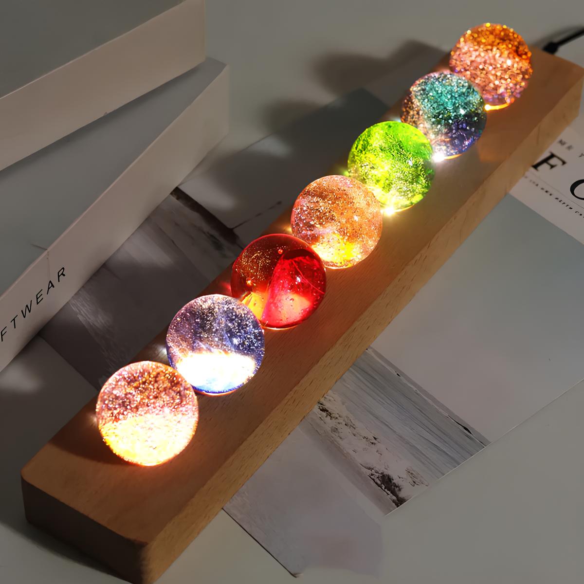 Kosmory Kristall Lampe | LED Glaskugel mit Holzsockel