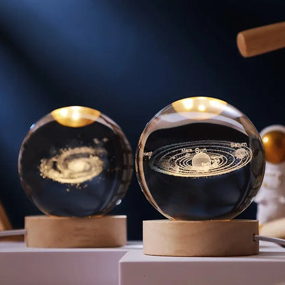 Celestara Kristall Lampe | 3D Planetenlampe mit LED & Holzsockel