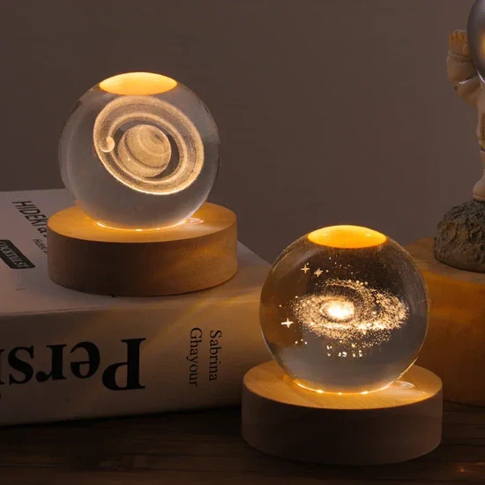 Celestara Kristall Lampe | 3D Planetenlampe mit LED & Holzsockel