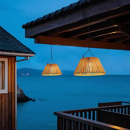 Solavine Laterne | Solarbetriebene Rattan Lampe mit Dämmerungssensor & USB