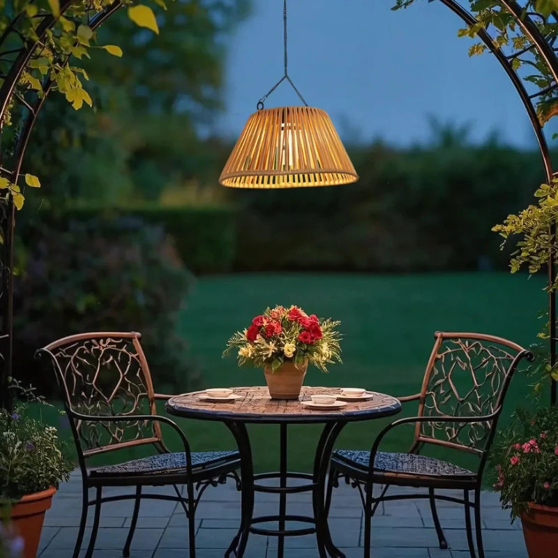 Solavine Laterne | Solarbetriebene Rattan Lampe mit Dämmerungssensor & USB