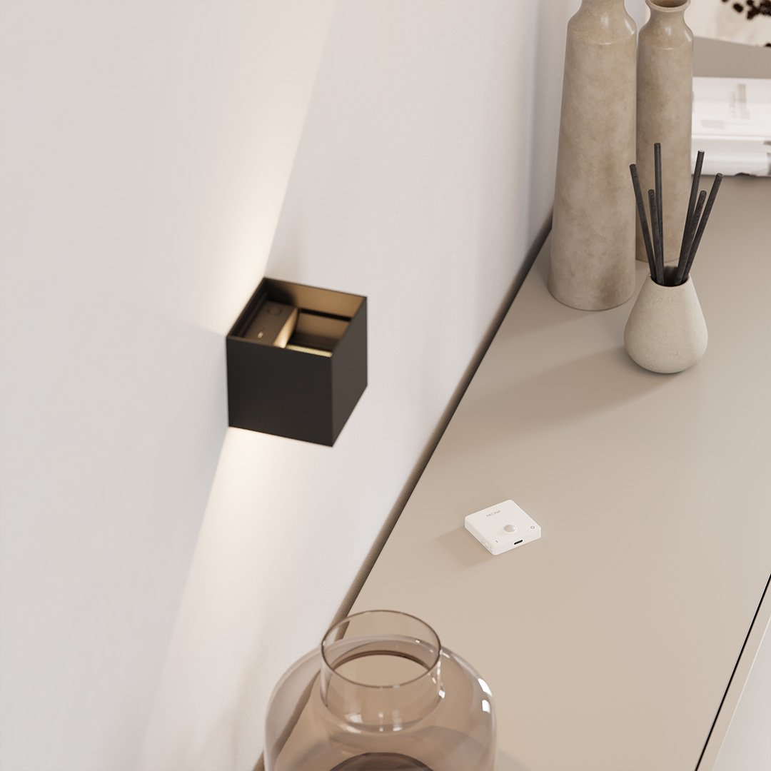 Applique Murale Kyroven | LED 6W 2700K Dimmable | IP54 Filaire / Batterie à Volets 4 Directions