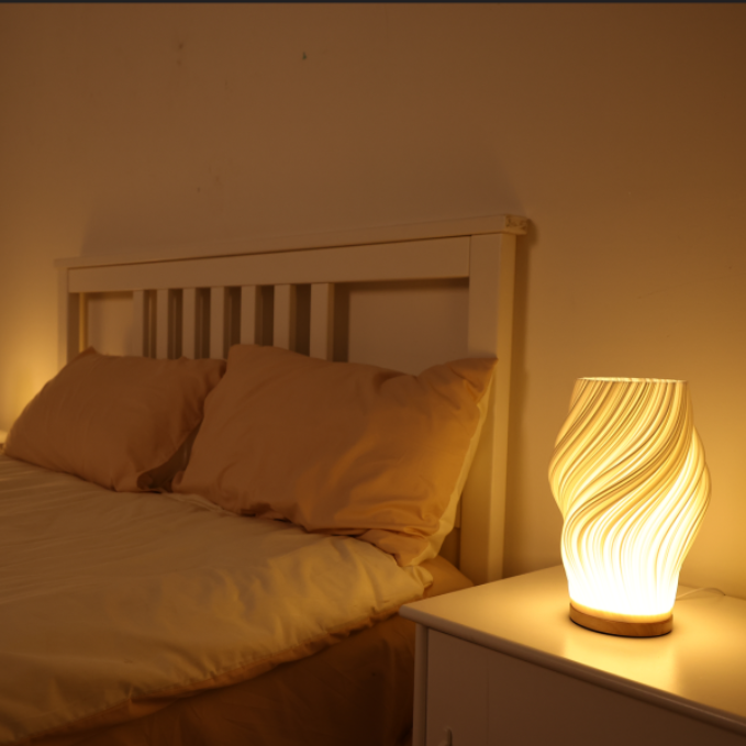 AuroraWave Tischlampe | Moderne LED Lampe aus Holz