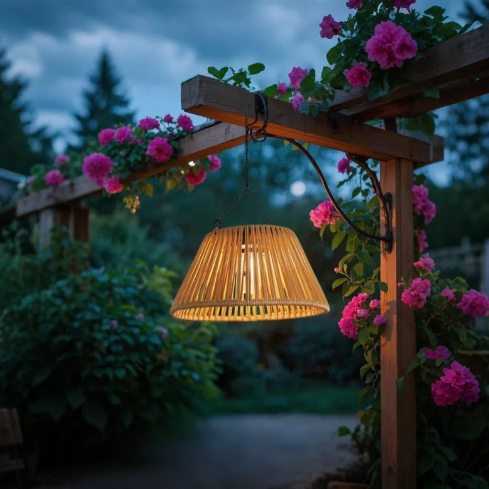 Solavine Laterne | Solarbetriebene Rattan Lampe mit Dämmerungssensor & USB