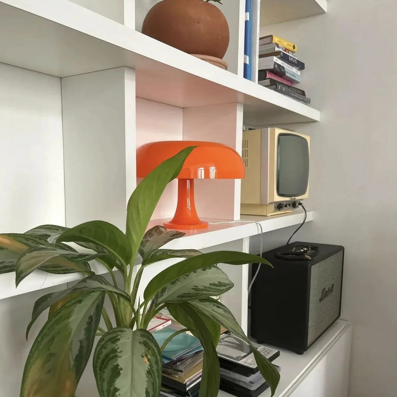 Nahari Tischlampe | Moderne LED Designlampe mit Farbwechsel